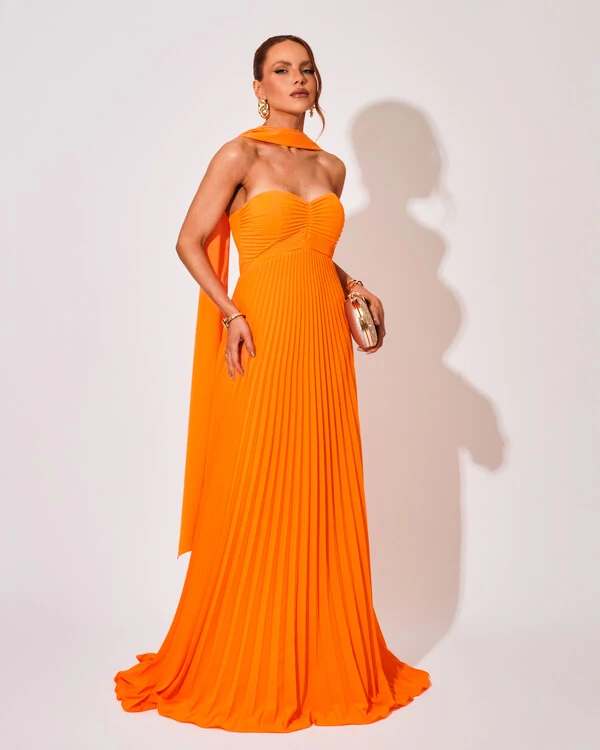 Vestido de Festa Longo Tomara que Caia Plissado com Lenço Laranja