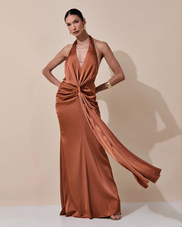 Vestido de Festa Longo Frente Única Decote V Cetim Drapeado Faixa Mocha Mousse