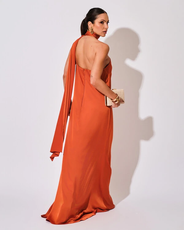 Vestido de Festa Longo Cetim Fluido Um Ombro Só Lenço Fixo Terracota