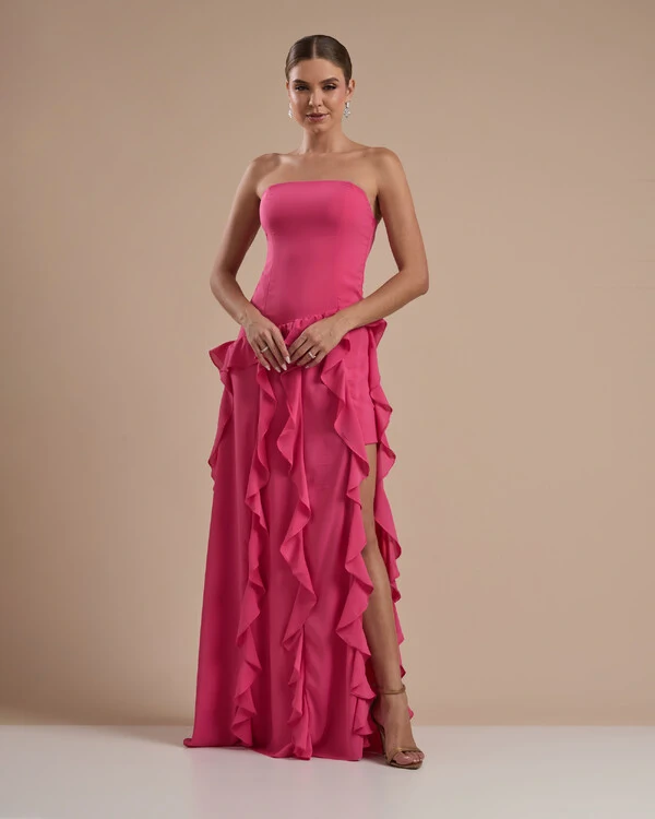 Vestido de festa Longo Tomara que Caia Crepe Chiffon com Bababos Cascata e Fenda Pink New