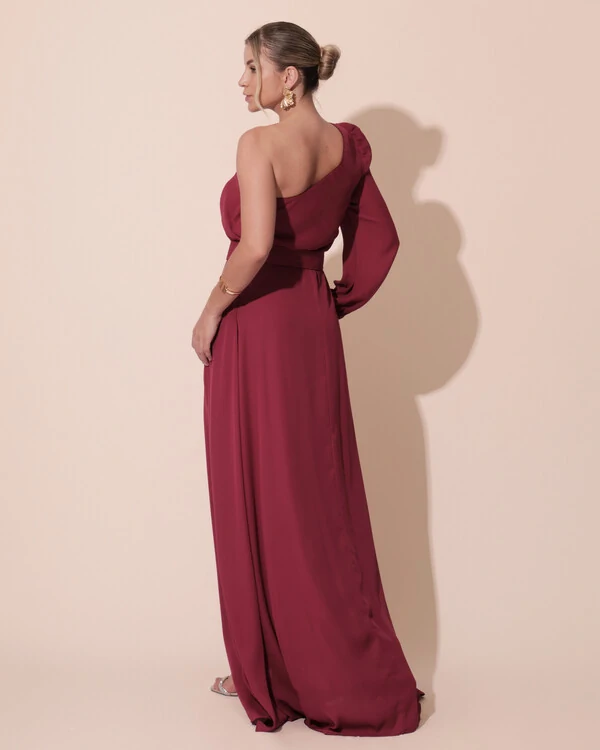 Vestido de Festa Longo um Ombro Só Manga Longa com Cinto Cereja