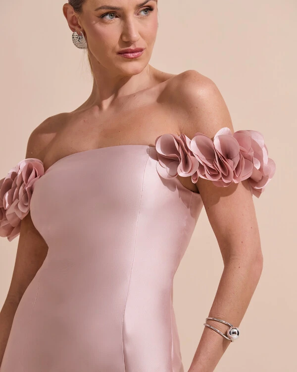 Vestido Longo de Festa Zibeline Ombro a Ombro com Flores e Fenda Rosa Nude