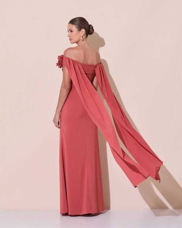 Vestido de Festa Longo Ombro a Ombro Plissado Crepe Chiffon Capa Flor 3D Terracota