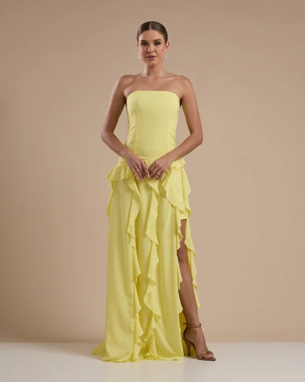 Vestido de festa Longo Tomara que Caia Crepe Chiffon com Bababos Cascata e Fenda Amarelo Mante