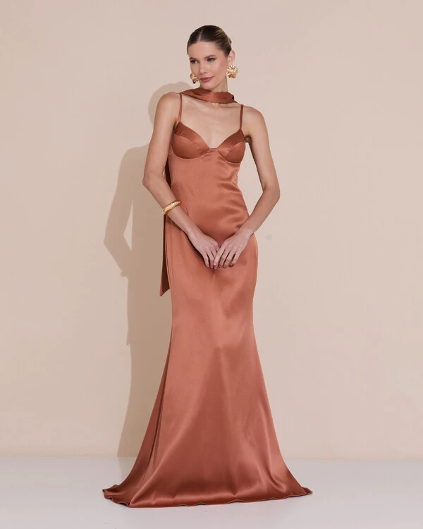 Vestido de Festa Longo Decote Coração Cetim Alfaiataria Trançado Costas Lenço Mocha Mousse