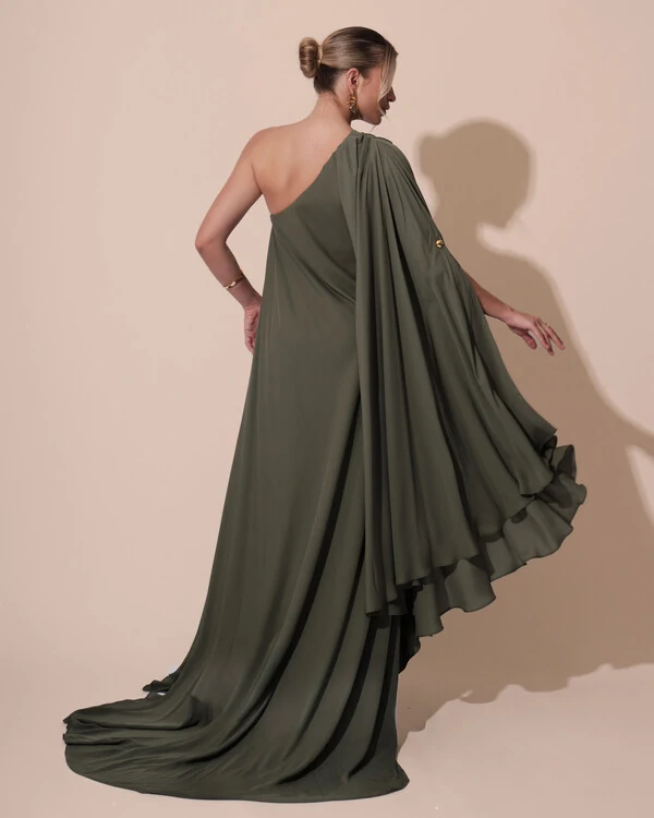 Vestido de Festa um Ombro com Capa Crepe Fluido Verde Oliva