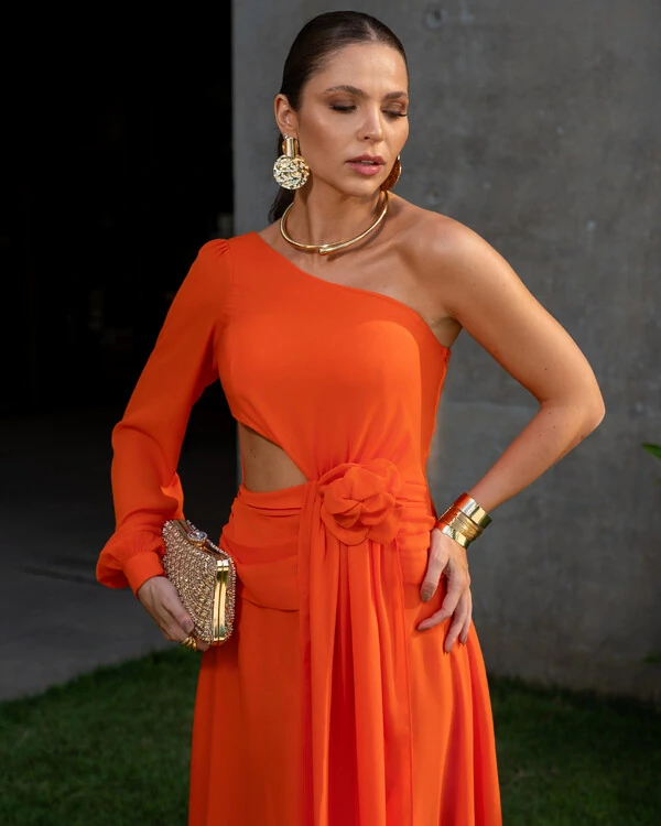 Vestido de Festa Longo um Ombro só com Manga Longa e Flor Laranja