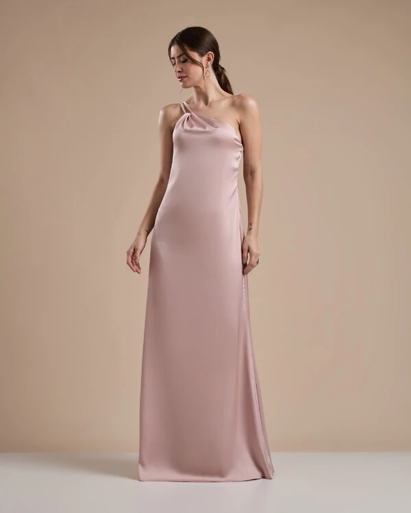 Vestido de Festa Longo em Cetim Fluido um Ombro Só com Lenço Rose Nude