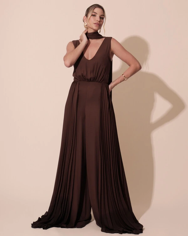 Macacão de Festa Longo Crepe Pantalona Plissado e Lenço Marrom