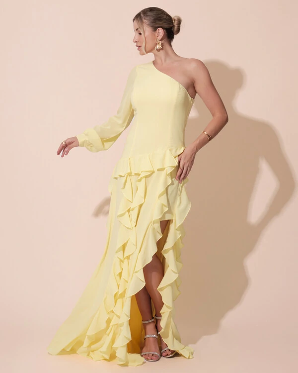 Vestido de Festa Longo Crepe Um Ombro Só Manga Longa e Babados Cascata Fenda Amarelo Manteiga