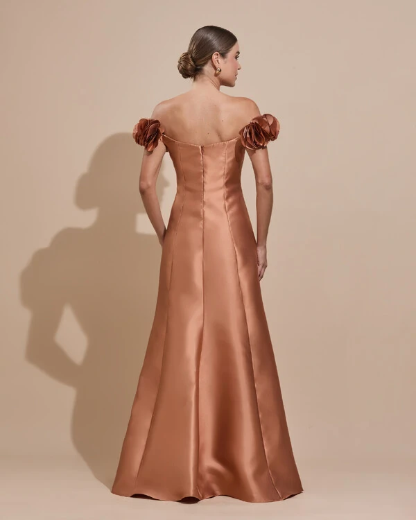 Vestido Longo de Festa Zibeline Ombro a Ombro com Flores e Fenda Mocha Mousse New