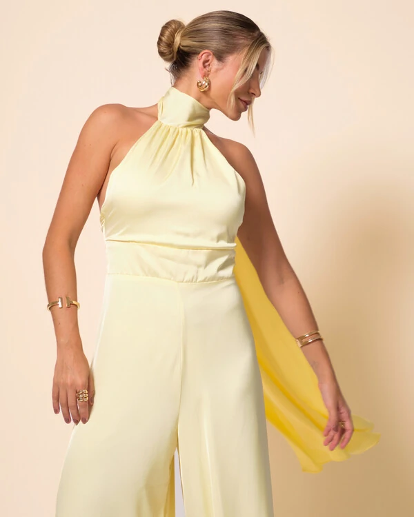 Macacão de Festa Longo em Cetim Fluido com Gola Alta e Lenço Amarelo Manteiga