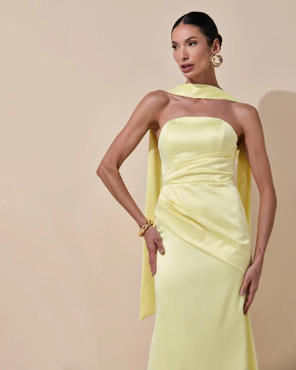 Vestido de Festa Longo Tomara que Caia Cetim Alfaiataria Drapeado Lenço Amarelo Manteiga
