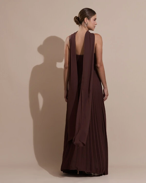 Vestido de Festa Longo Plissado Crepe Chiffon com Alça e Lenço Marrom