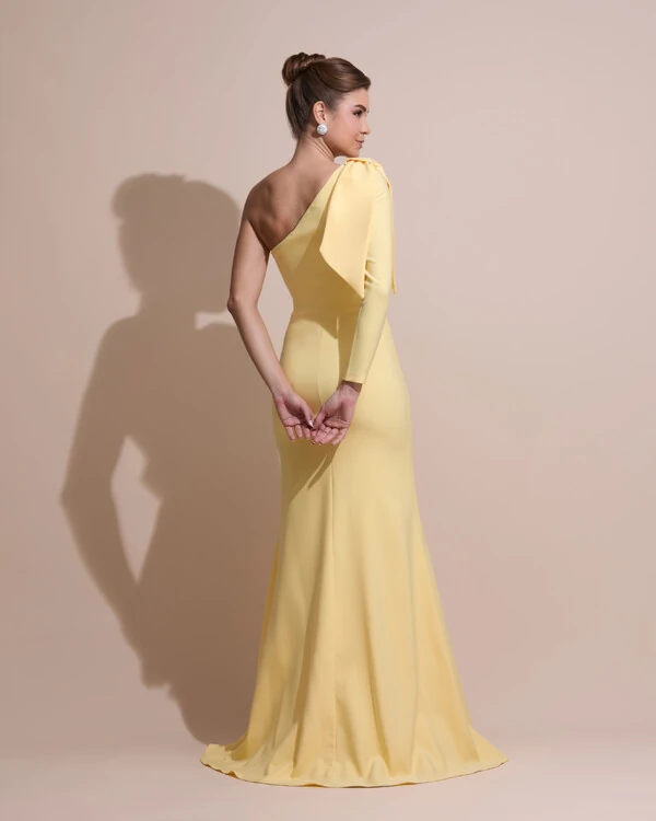 Vestido de Festa com Laço de Um Ombro em Alfaiataria Fenda Amarelo Manteiga