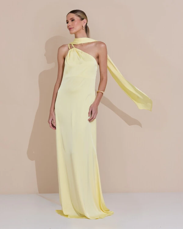 Vestido de Festa Longo em Cetim Fluido um Ombro Só com Lenço Amarelo Manteiga