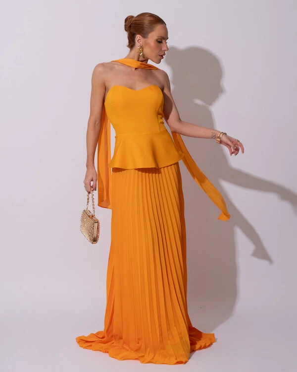 Vestido de Festa Longo Alfaiataria Tomara que Caia Saia Plissada e Lenço Laranja Manga