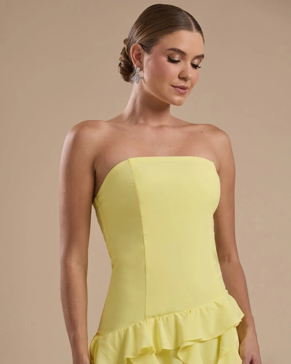 Vestido de festa Longo Tomara que Caia Crepe Chiffon com Bababos Cascata e Fenda Amarelo Mante