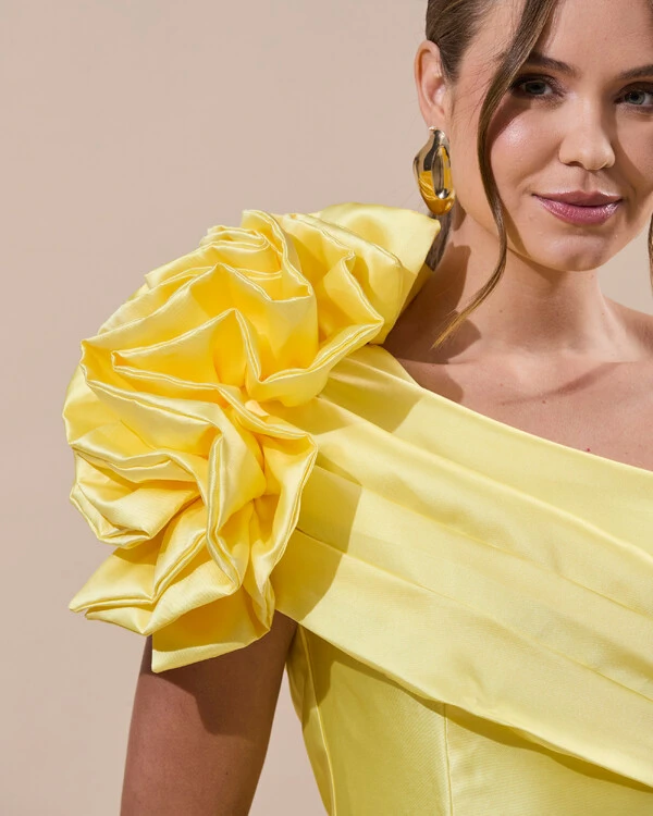 Vestido de Festa Longo Zibeline um Ombro Só Flor Drapeado Amarelo Manteiga