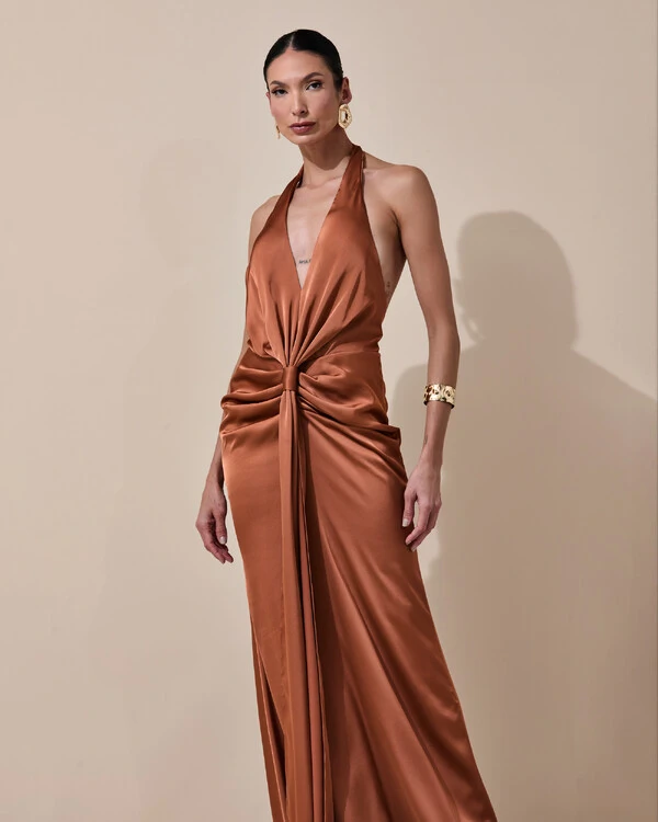 Vestido de Festa Longo Frente Única Decote V Cetim Drapeado Faixa Mocha Mousse