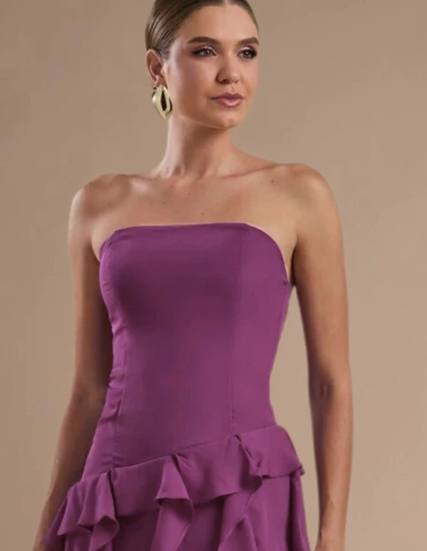 Vestido de festa Longo Tomara que Caia Crepe Chiffon com Bababos Cascata e Fenda Fúcsia Beterraba
