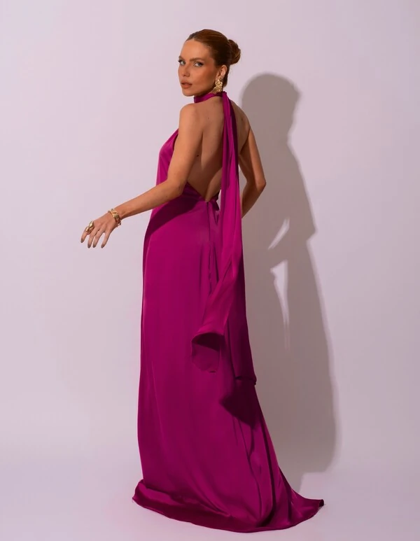 Vestido de Festa Gola Alta com Decote nas Costas Acetinado Fúcsia Beterraba