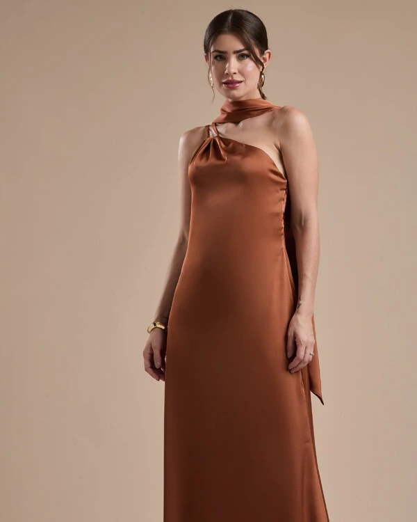 Vestido de Festa Longo em Cetim Fluido um Ombro Só Mocha Mousse