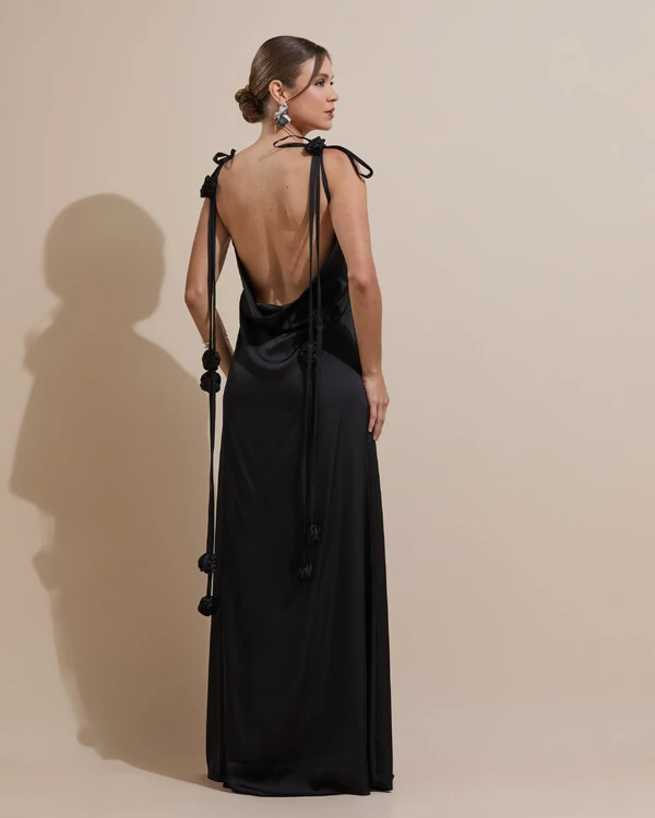 Vestido de Festa Longo Cetim Decote Degagê nas Costas e Flores 3D nas Alças Preto