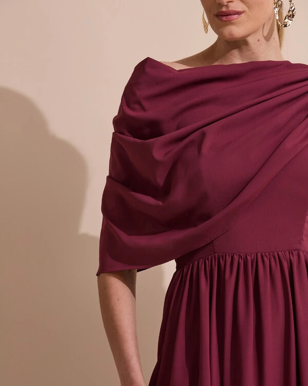 Vestido de Festa Longo Um Ombro Só Crepe Chiffon Capa Drapeado Marsala