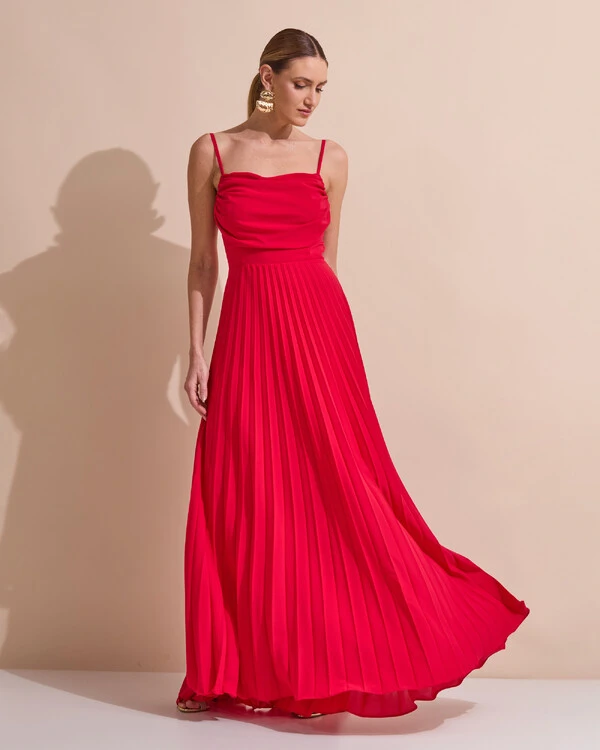 Vestido de Festa Longo Crepe Chiffon Plissado Trançado e Lenço Vermelho