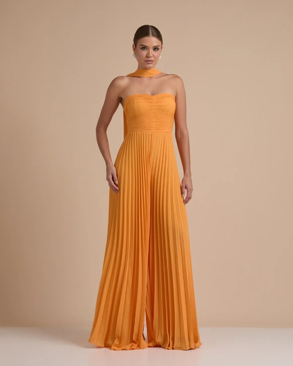 Macacão de Festa Longo Crepe Chiffon Tomara que Caia Plissado com Lenço Laranja Manga