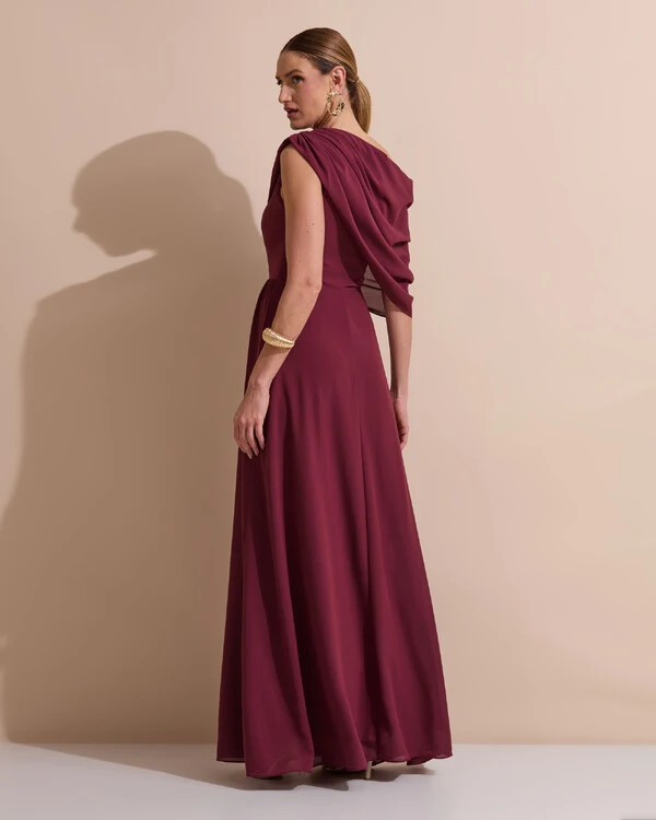 Vestido de Festa Longo Um Ombro Só Crepe Chiffon Capa Drapeado Marsala