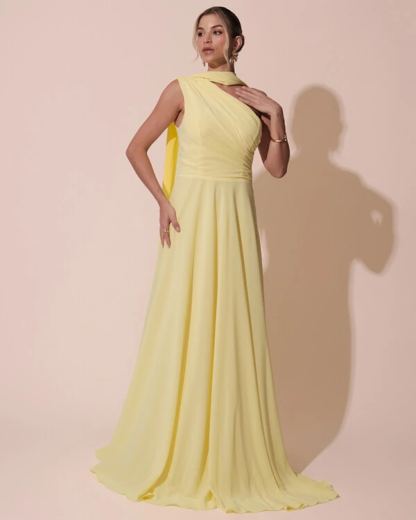 Vestido de Festa Longo Crepe Chiffon Um Ombro Só Drapeado com Lenço Amarelo Manteiga