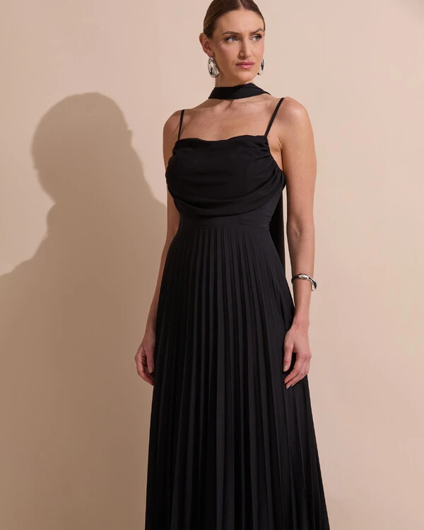 Vestido de Festa Longo Crepe Chiffon Plissado Trançado e Lenço Preto