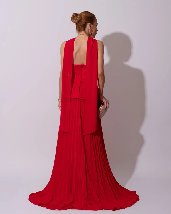 Vestido de Festa Longo Alfaiataria Tomara que Caia Saia Plissada e Lenço Vermelho
