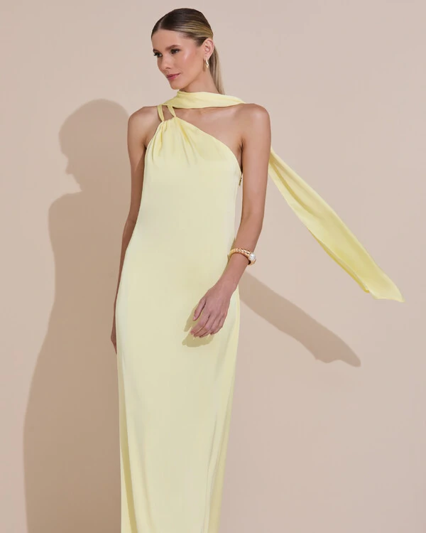 Vestido de Festa Longo em Cetim Fluido um Ombro Só com Lenço Amarelo Manteiga