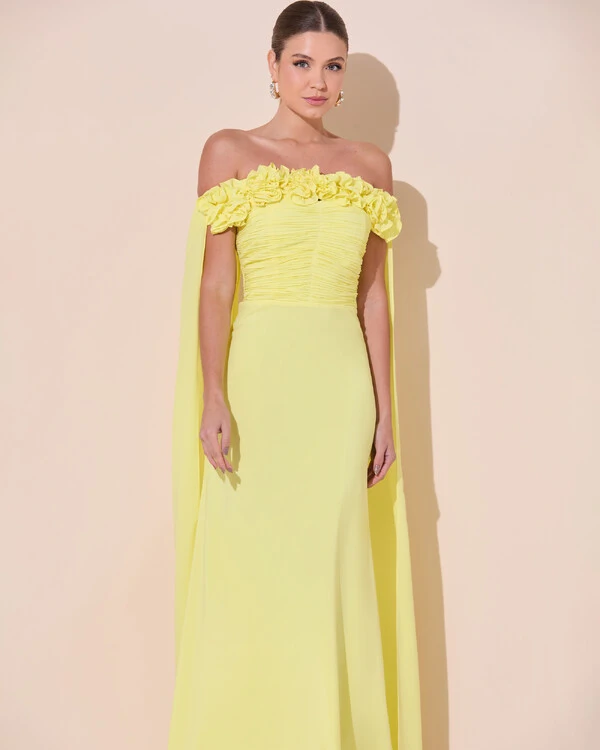 Vestido de Festa Longo Ombro a Ombro Plissado Crepe Chiffon Capa Flor 3D Amarelo Manteiga