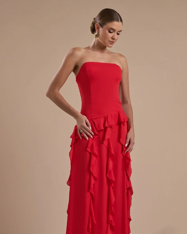 Vestido de festa Longo Tomara que Caia Crepe Chiffon com Bababos Cascata e Fenda Vermelho