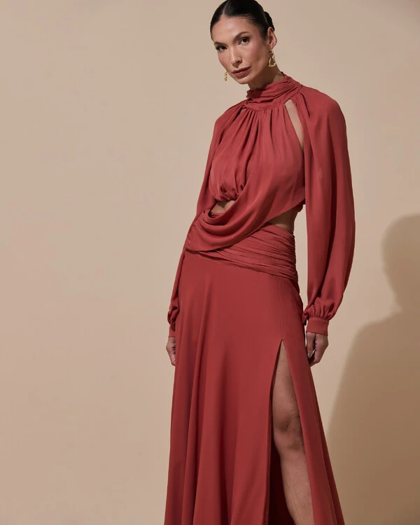Vestido de Festa Longo Gola Alta Crepe Chiffon Recortes Drapeado Manga Longa Fenda Terracota