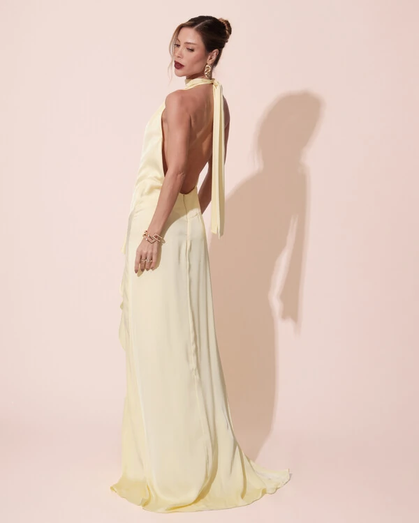 Vestido Longo de Festa Cetim Fluido Gola Alta e Babado Cascata Amarelo Manteiga