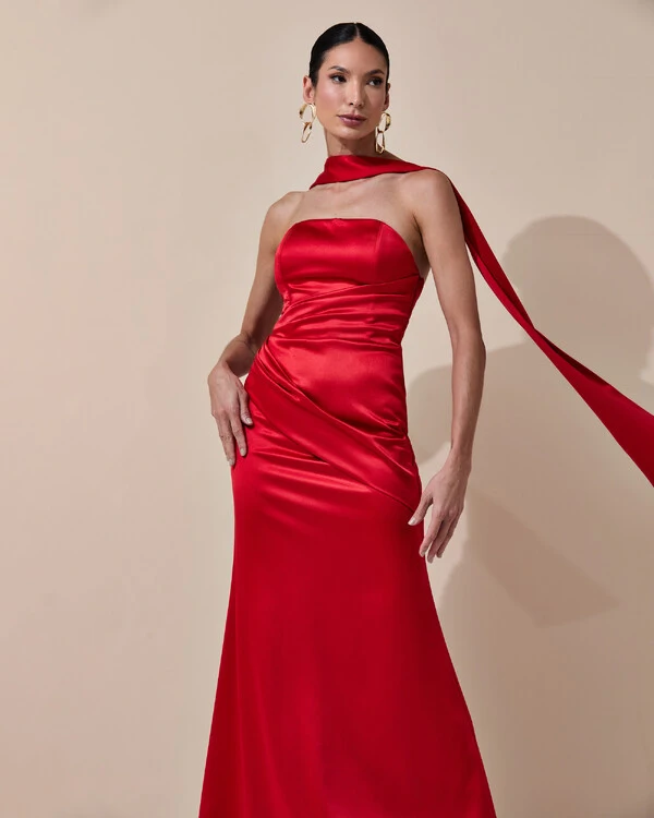Vestido de Festa Longo Tomara que Caia Cetim Alfaiataria Drapeado Lenço Vermelho Escuro