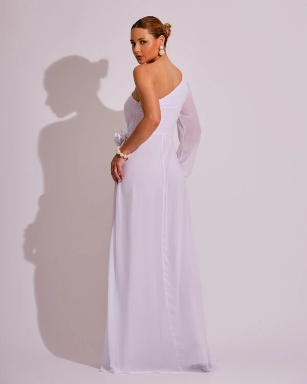 Vestido de Festa Longo um Ombro só com Manga Longa e Flor Branco