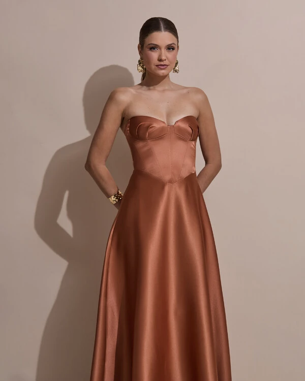 Vestido de Festa Longo Tomara que Caia Decote Coração Cetim Cruzado Costas Mocha Mousse