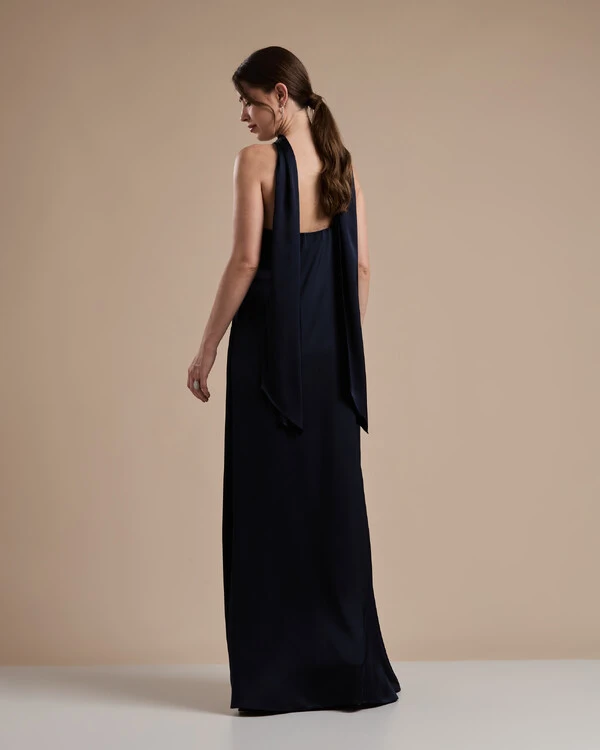 Vestido de Festa Longo em Cetim Fluido um Ombro Só com Lenço Azul Marinho