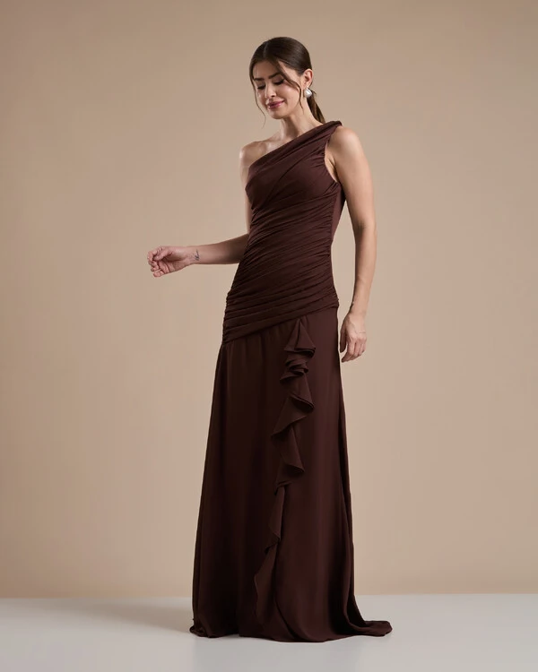 Vestido de Festa Longo Crepe Chiffon Um Ombro Só Drapeado com Babado Cascata Marrom
