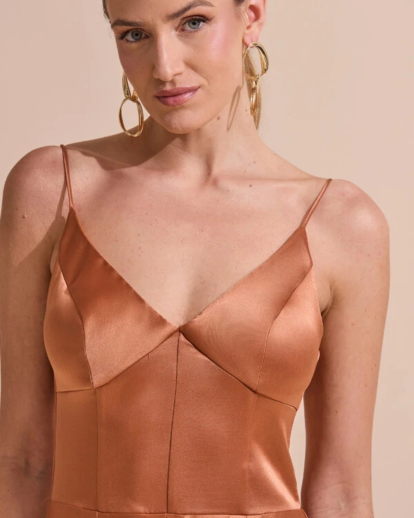 Vestido de Festa Longo Alça Fina Decote V Cetim Saia Evasê Mocha Mousse