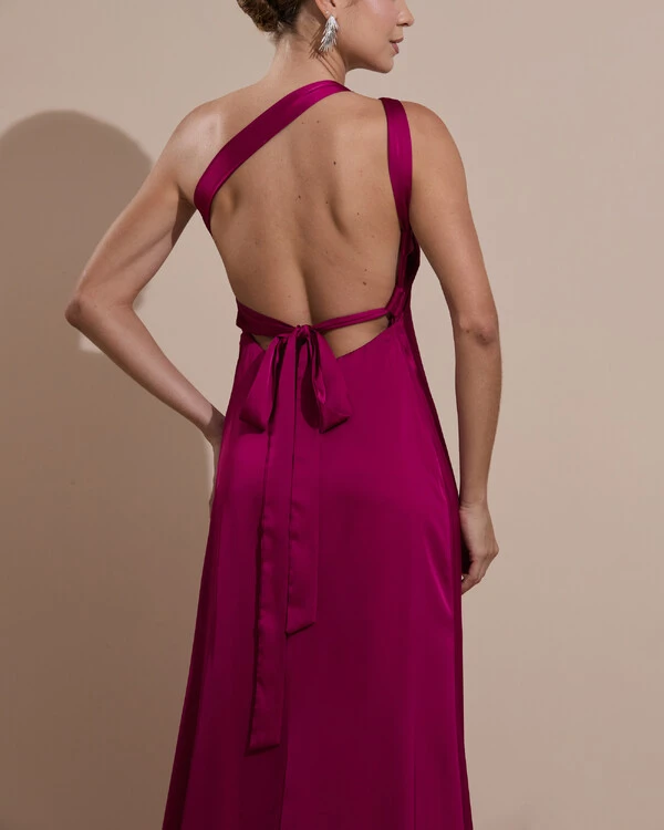 Vestido de Festa Longo Cetim Fluido Um Ombro Só Amarração Costas Beterraba
