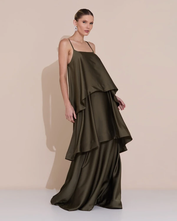 Vestido de Festa Longo Decote Reto Alças Finas Cetim Camadas Verde Oliva