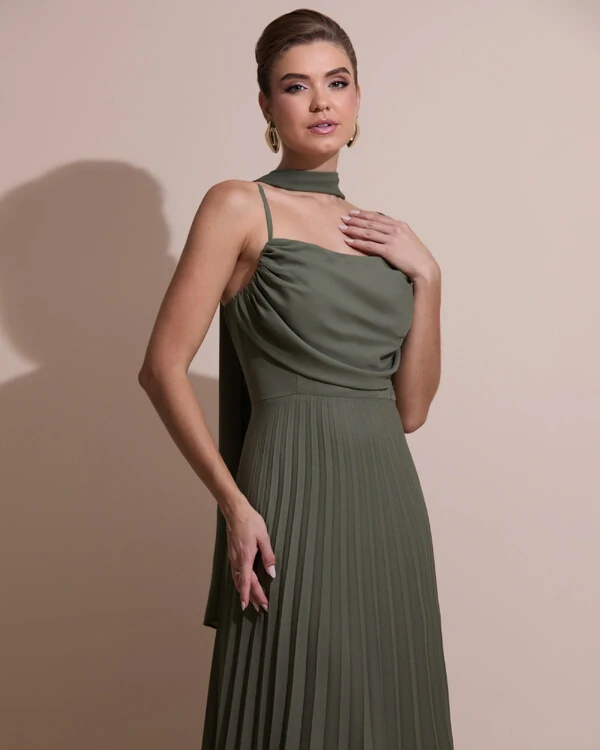 Vestido de Festa Longo Crepe Chiffon Plissado Trançado e Lenço Verde Oliva