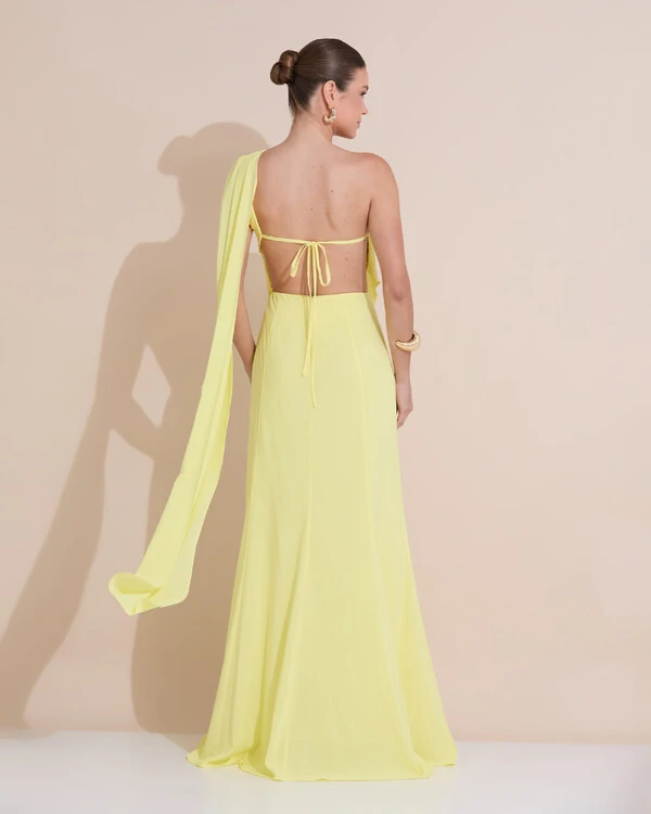 Vestido de Festa Longo Um Ombro Só Crepe Chiffon Lenço Amarelo Manteiga